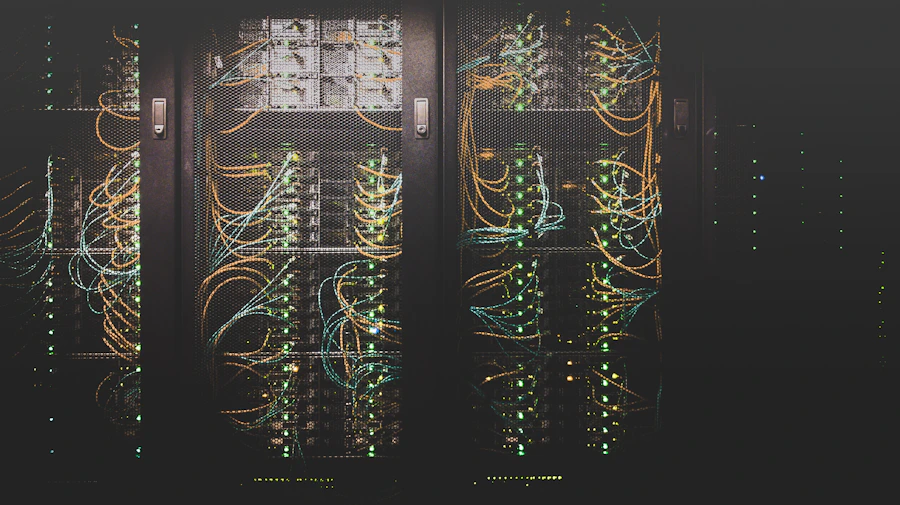 Corredor de data center com servidores em operação